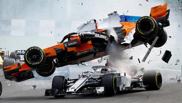 El McLaren de Fernando Alonso pasó por encima del Sauber de Charles Leclerc (REUTERS)