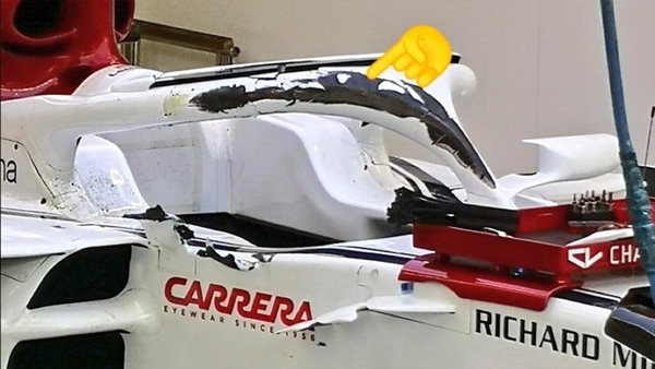 El emoji señala la pintura levantada en el halo de Leclerc, a centímetros de su cabeza