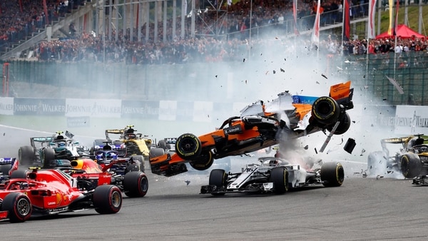 Uno de los momentos del accidente de Fernando Alonso en el Gran Premio de Bélgica de la F1 2018 (REUTERS)