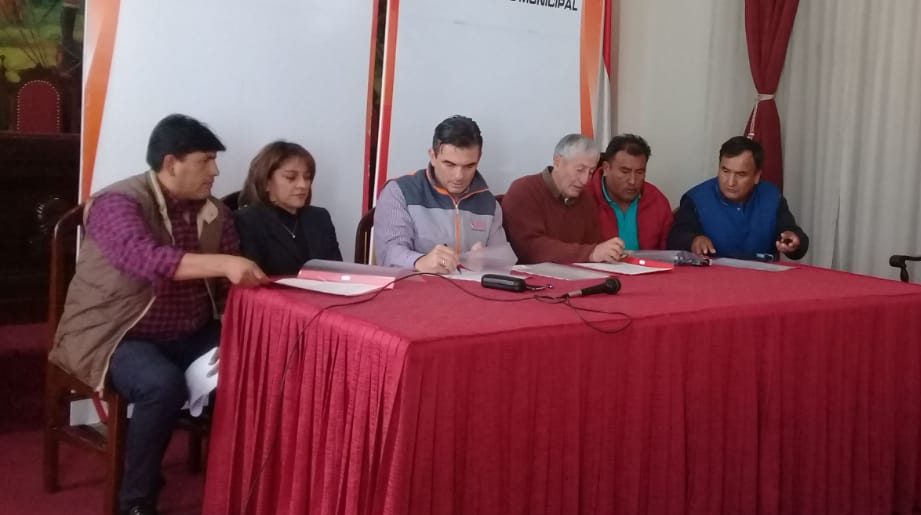 Alcadía y sindicato de micros firman acuerdo para mejorar el sistema de transporte en Tarija