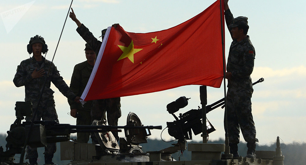 Los militares chinos con la bandera de su paÃ­s