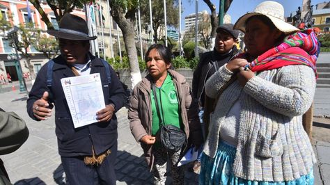 Dirigentes cocaleros anuncian en plaza Murillo la instalación de una vigilia permanente hasta que Franklin Gutiérrez sea liberado. Foto: APG