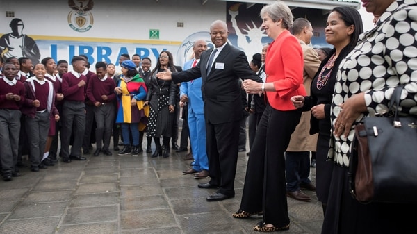 Theresa May se une al baile iniciado por los chicos (Foto: Reuters)