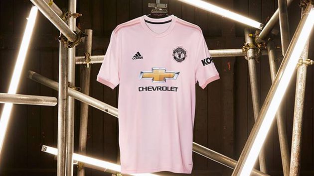 ¿Por qué la camiseta de visitante del Manchester United es rosa?
