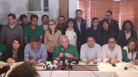 Representantes de Demócratas luego de un encuentro en La Paz. 