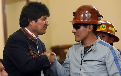 Evo Morales y el minero Carlos Mamani se saludan durante una visita que el minero boliviano hizo al Palacio de Gobierno en 2010