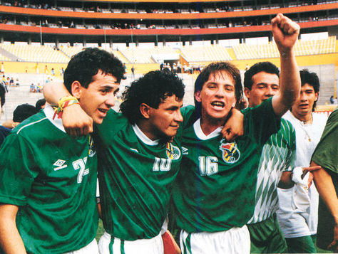 Baldivieso (izq.), Etcheverry y Cristaldo en el festejo luego del empate con Ecuador 1-1. Foto: Libro Salto al futuro