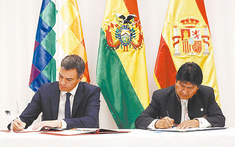 Santa Cruz. Los presidentes de España, Pedro Sánchez, y de Bolivia, Evo Morales, ayer.