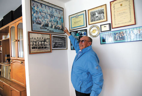 ‘Chicho’ Navarro muestra fotografías en las que aparece junto a la selección y a equipos de Bolívar. Foto: Cristian Calderón