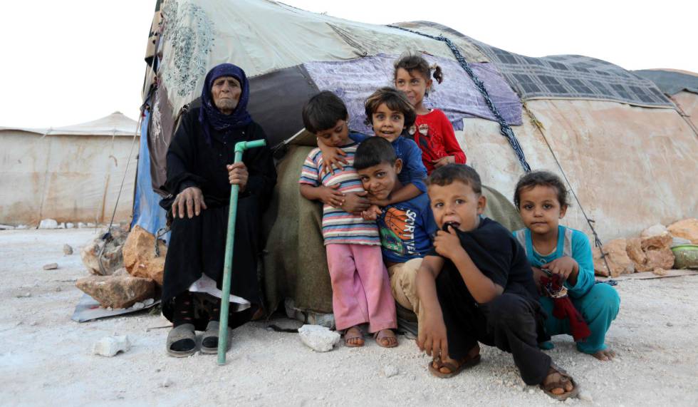Una familia siria .en Kafr Dariyan, en la frontera turco-siria, el 26 de agosto.