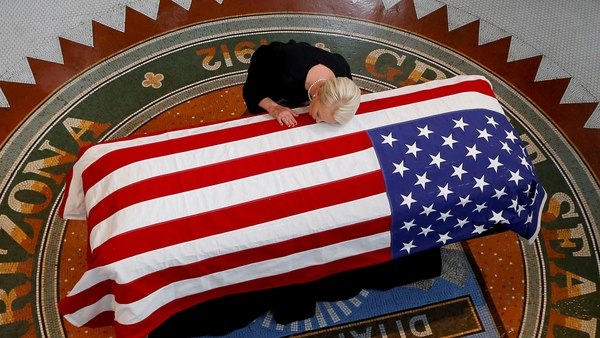 Cindy McCain, la viuda de John McCain, apoya su cabeza en el ataúd durante el funeral en el Capitolio de Arizona el miércoles 29 de agosto del 2018 (Ross D. Franklin/Pool via REUTERS)