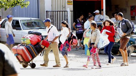 Ciudadanos venezolanos esperan un bus en la ciudad colombiana de Cúcuta. 