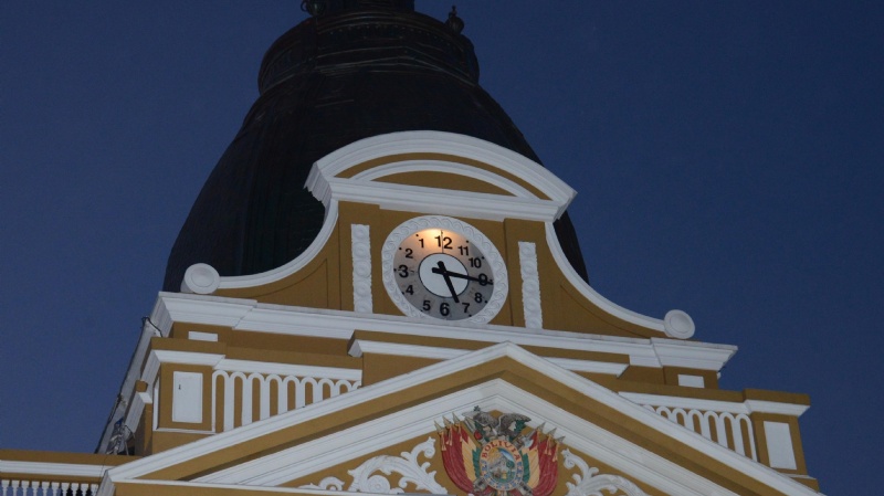 Aprueban ley para fijar y unificar la hora oficial en Bolivia