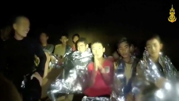 Uno de los menores futbolistas atrapado en la cueva de Tham Luang, en Tailandia, hablaba seis idiomas. Fue clave en el rescate como intérprete de los buzos británicos. (Thai Navy Seal/Reuters)
