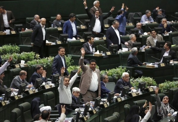 Miembros del parlamento rechazan el discurso de Rouhani (AFP)