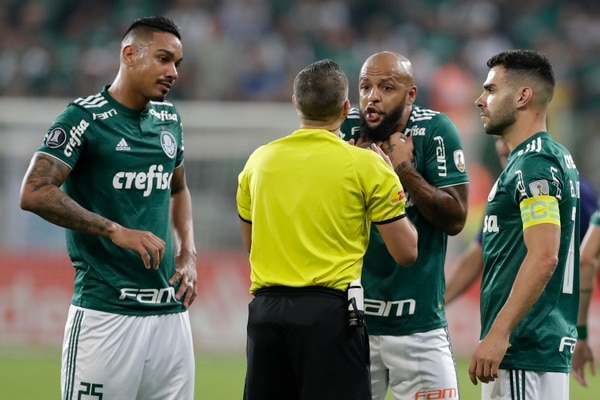 El jugador Felipe Melo (2-d) de Palmeiras discute con el árbitro argentino Germán Delfino por la expulsión (EFE)