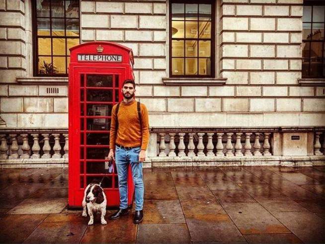Mariano Rebattini en Londres, acompañado de la mascota a la que tuvo que cuidar. (Instagram)