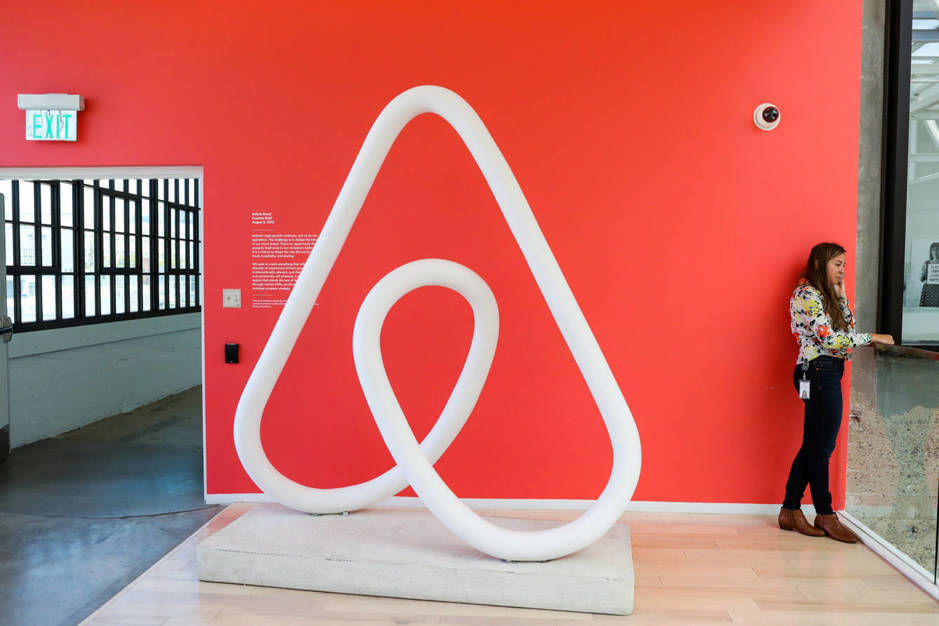 Una mujer habla por teléfono en la sede central de Airbnb en San Francisco, en agosto de 2016. (Reuters)