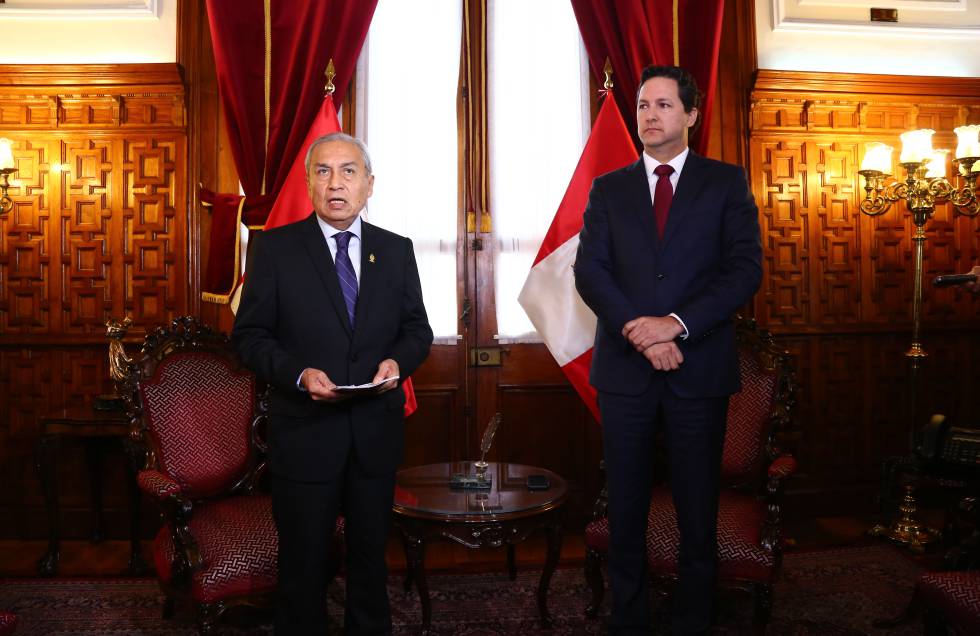 El fiscal general peruano, Gonzalo Chávarry, con el presidente del Congreso, Daniel Salaverry.