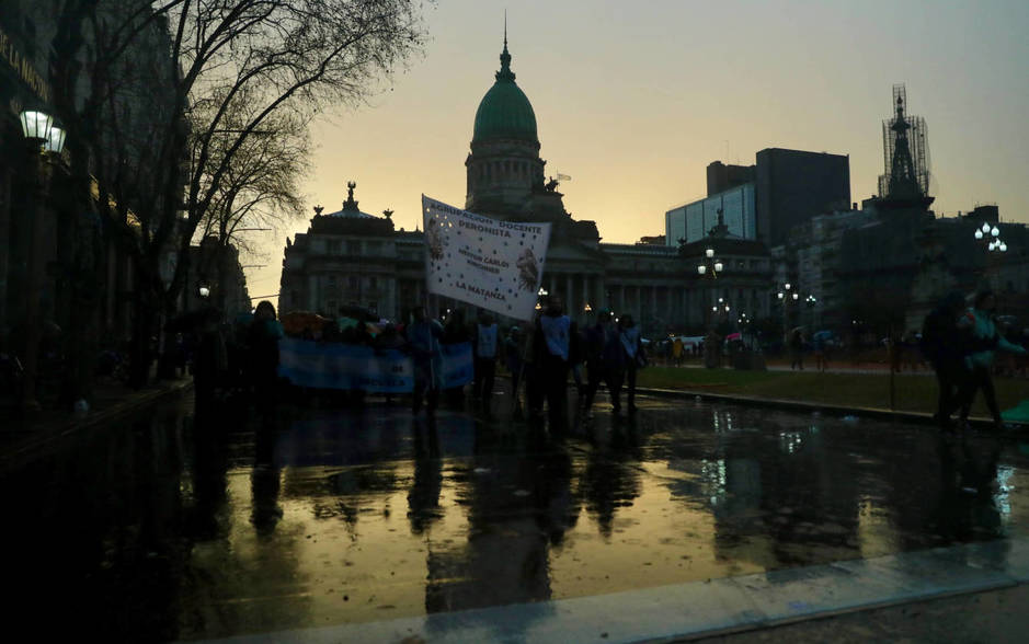 Manifestantes protestan ante el Congreso argentino por los recortes en educación. (Reuters)