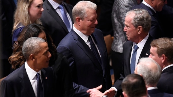 Los ex presidentes Obama y Bush despidieron a McCain (AFP)