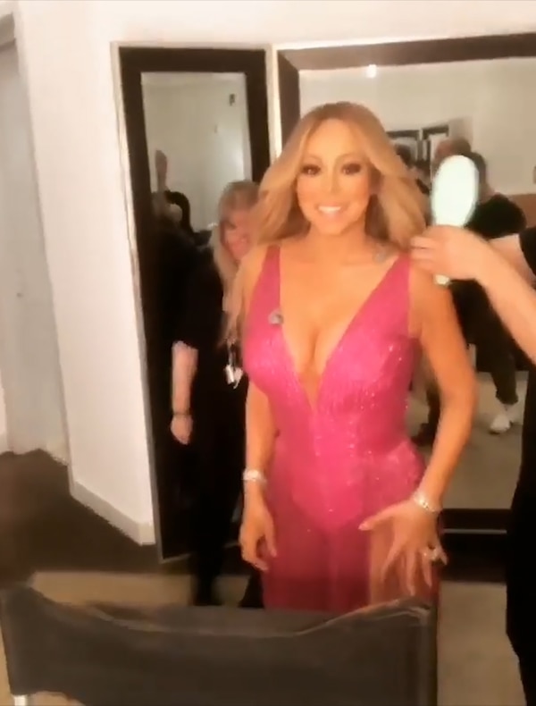 Mariah Carey lució un vestido fucsia de escote pronunciado (Instagram: Mariah Carey)