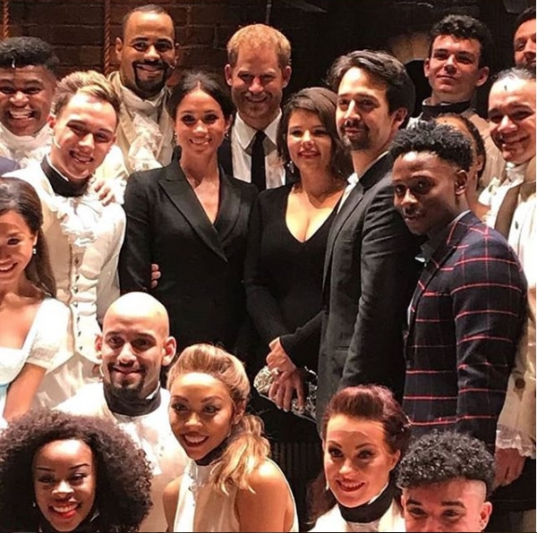 Meghan Markle y el príncipe Harry junto al elenco de “Hamilton” (Instagram Harry_Meghan_Updates)