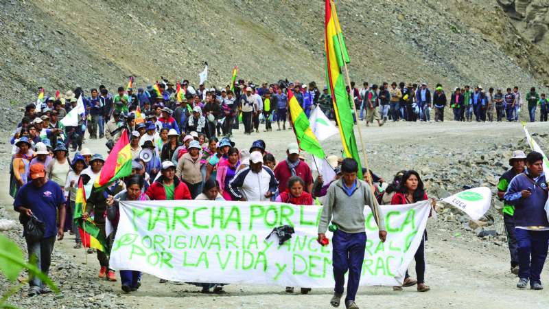 Una marcha fatigada avanza hacia la Cumbre por la coca