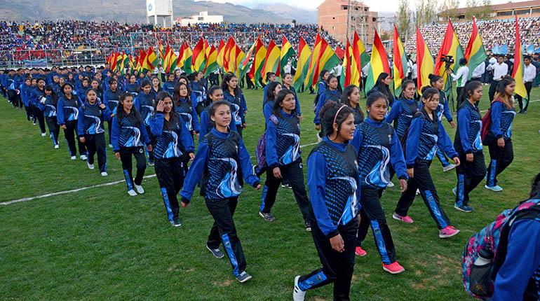 Desfile inaugural de la fase departamental de los Juegos Plurinacionales del nivel secundario, ayer. | AFP