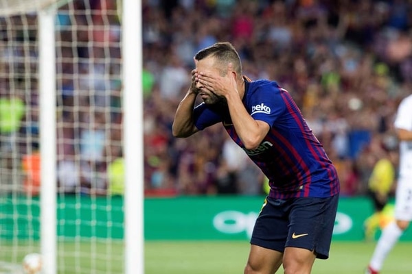 El festejo de Jordi Alba tras su gol al Huesca en el triunfo del Barcelona (EFE)