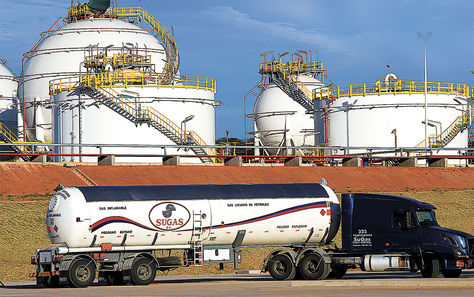 GLP. Un camión cisterna paraguayo en la Planta de Líquidos de Río Grande, en Santa Cruz.