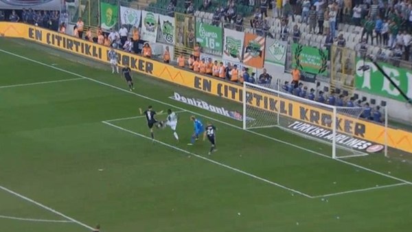 Karius no cortó la jugada y el rival aprovechó el error