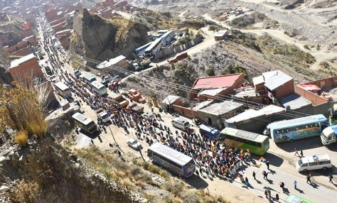 La marcha de los cocaleros de los Yungas a su ingreso a La Paz. Foto: APG