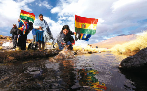 Reserva. Dos mujeres acarician las aguas del Silala, ubicadas al sudoeste de Potosí. Foto: archivo Ángel Illanes 