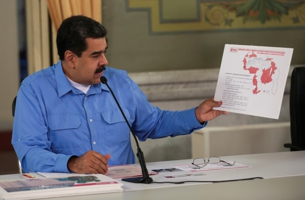 Maduro durante una reunión con ministros en el Palacio de Miraflores (Palacio de Miraflores via REUTERS)