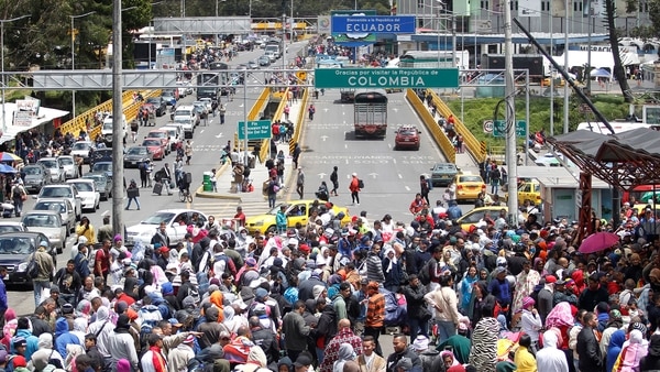 Venezolanos en la frontera entre Colombia y Ecuador. El éxodo de venezolanos se configura como el mayor movimiento migratorio en la historia de América, indicó Stephane Dujarric, portavoz del Secretario General de las Naciones Unidos (Reuters)