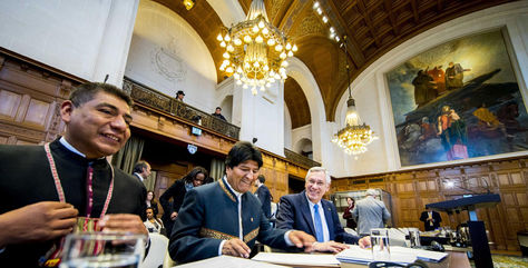 El canciller Fernando Huanacuni, el presidente Evo Morales y el agente boliviano Eduardo Rodríguez Veltzé en la CIJ.