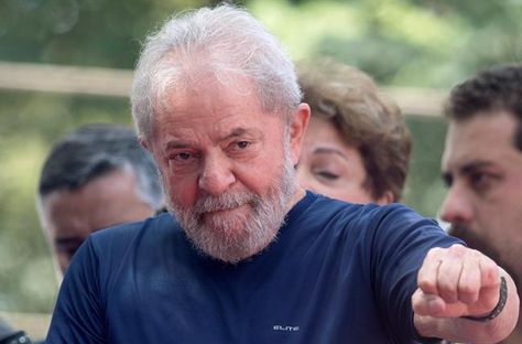El expresidente brasileño Luiz Inacio Lula da Silva tras salir de la sede del sindicato metalúrgico de Sao Bernardo do Campo. Foto: EFE