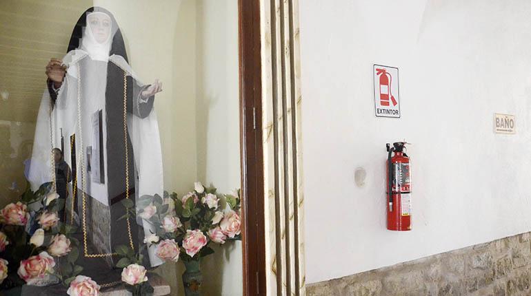 Un extintor al lado de la vitrina con la imagen de Santa Teresa en el Museo y Convento de Santa Teresa, en la calle Baptista casi Ecuador. | José Rocha