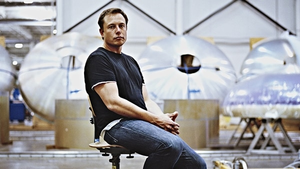 El emprendedor de Tesla y SpaceX, ambicioso y polémico, se permite extravagancias en su planta.