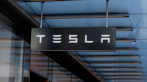 Elon Musk puede tener una cita romántica o dormir en el piso de su fábrica de autos. (Reuters)