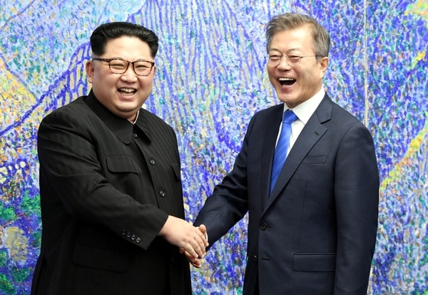 El presidente de Corea del Sur, Moon Jae-in, y el dictador norcoreano Kim Jong-un. (Korea Summit Press Pool/Pool via Reuters)