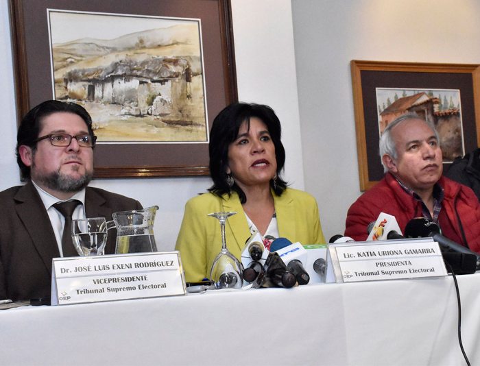Vocales del Tribunal Supremo Electoral José Luis Exeni, Katia Uriona y Antonio Costas.