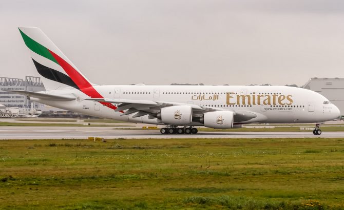 Un avión de Emirates, en cuarentena tras llegar a Nueva York con más de 100 pasajeros enfermos