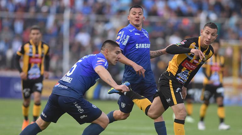 The Strongest durante un partido con Bolívar. | APG