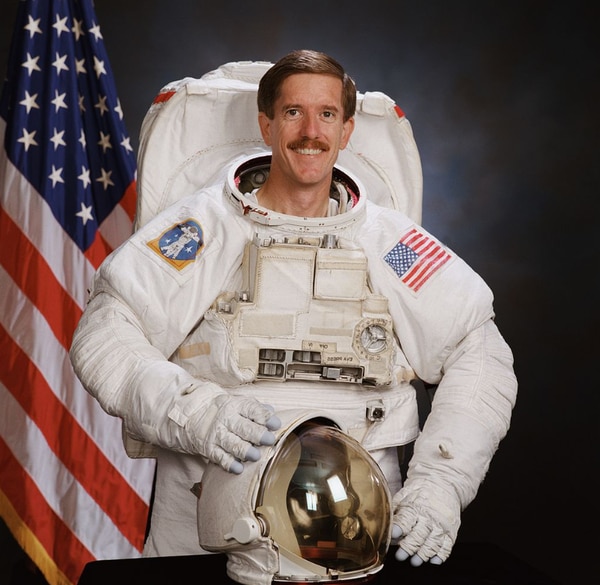 El actual director del Servicio Geológico de Estados Unidos, Jim Reilly, en una imagen de los tiempos en que era astronauta de la NASA y pasó 856 horas en el espacio