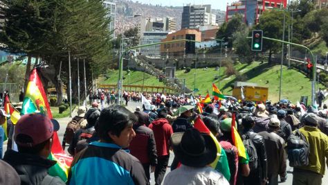 La marcha de los cocaleros de los Yungas llegó este lunes a La Paz tras ocho días de caminata. Foto: Ángel Guarachi 