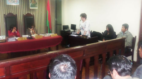 De pie la abogada Paola Barriga, defensa de Franclin Gutiérrez, toma la palabra en la audiencia de Acción de Libertad.