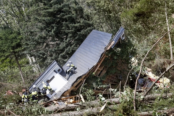 Rescatistas buscan sobrevivientes entre los escombros de una casa en Atsuma, un poblado de la isla de Hokkaido, Japón (Reuters)