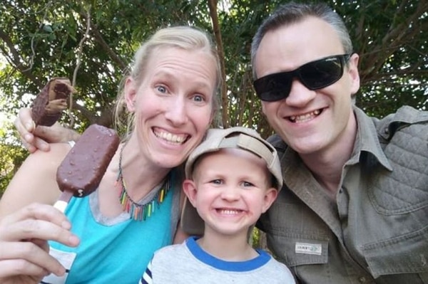 Sam y Katy Williams y su hijo Finn. La mujer y el pequeño están en estado crítico por el ataque de una jirafa